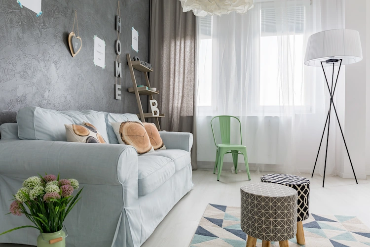 interior design trends combine neutral wall color with summer colours in the living room