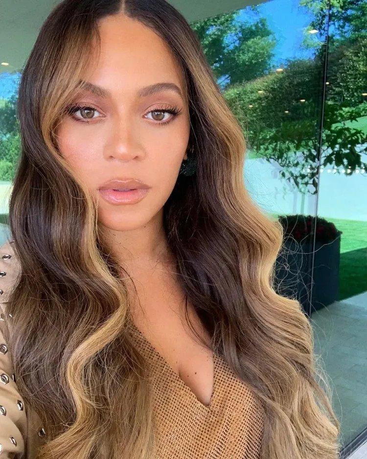 beyonce money pieces face framing highlights sun kissed lond hair color summer trends 2023