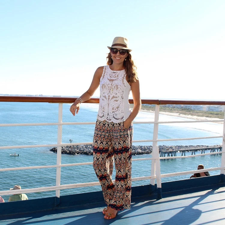 cute outfit ideas for women over 50 on a cruise summer 2023