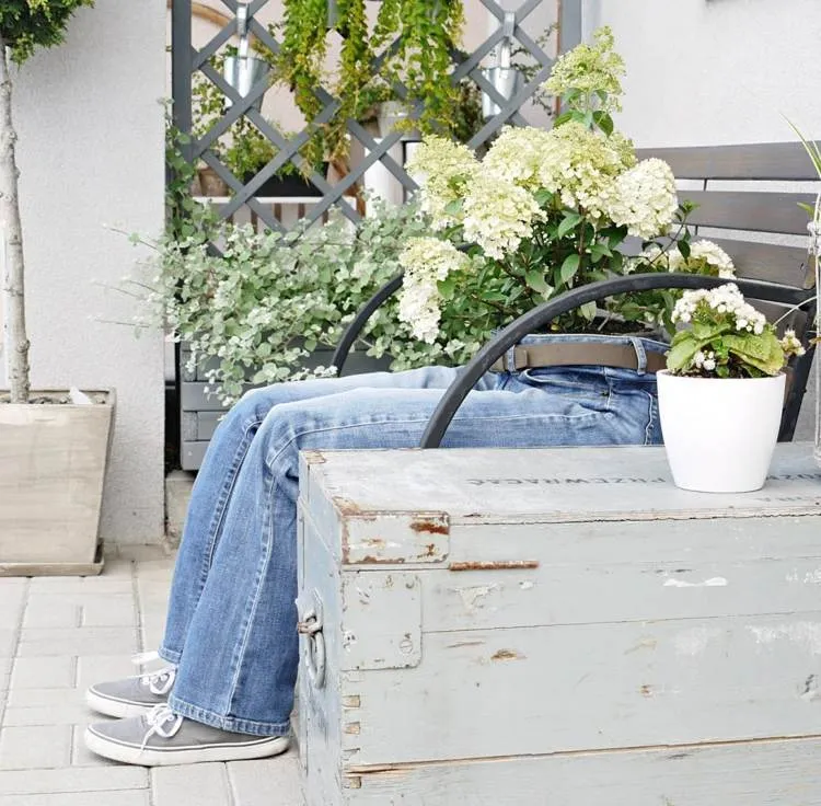 garden decorating ideas how to upcycle old jeans