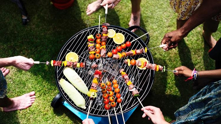 hot ot clean a charcoal grill to have your delicacies