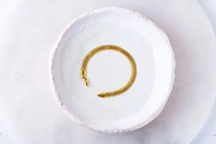 how to clean gold jewelry with baking soda
