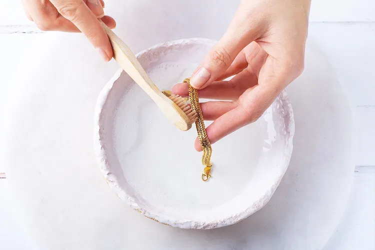 how to clean gold jewelry with vinegar