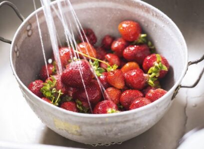 how to properly clean strawberries before eating