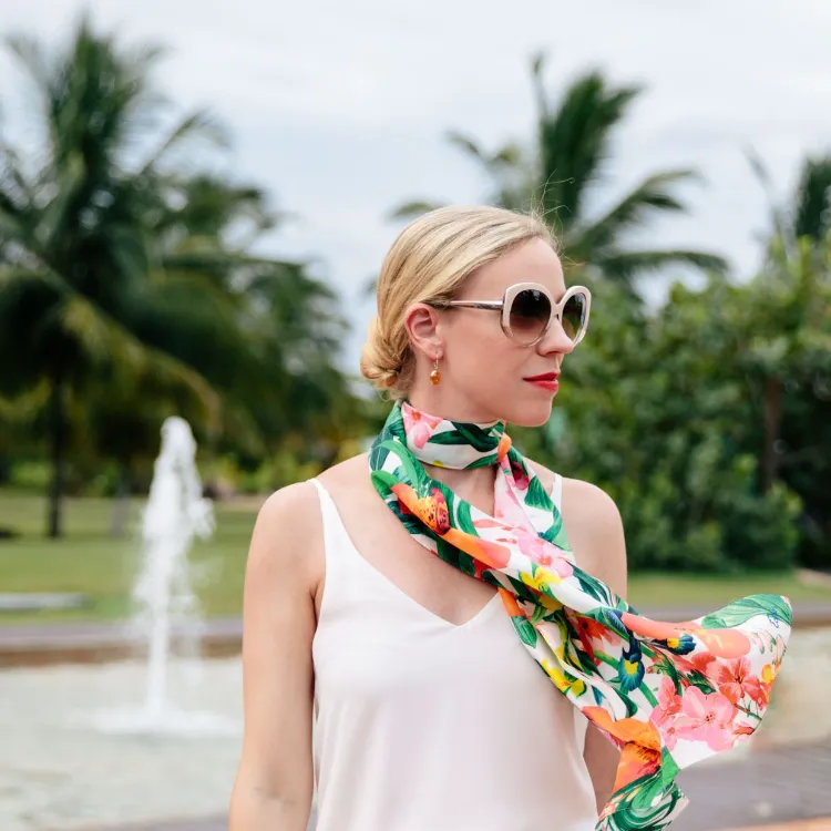 how to wear a long narrow flowery silk scarf summer 2023 chic outfit