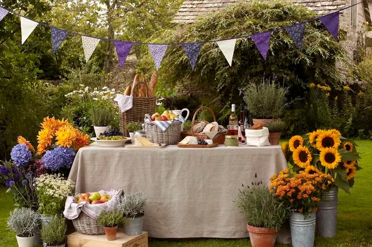 summer backyard party decoration with flowers for adults (1)