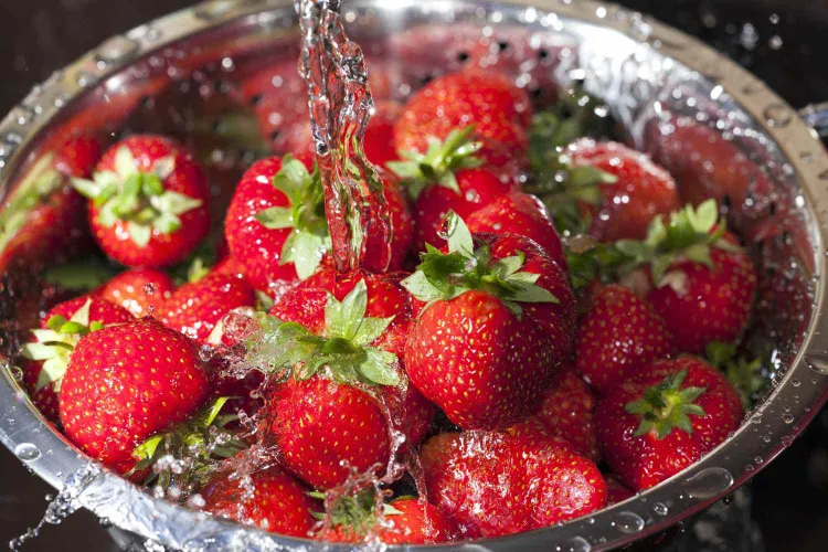 washing berries with vinegar