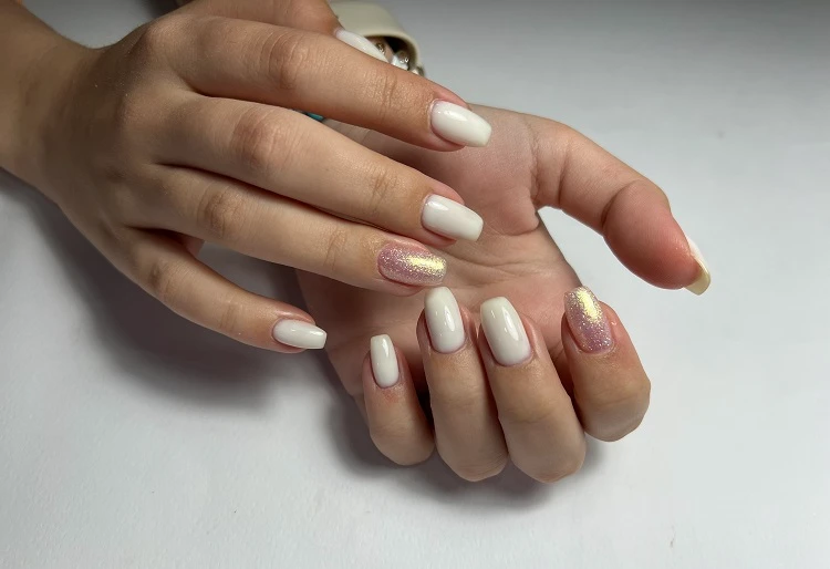white nails with glitter summer manicure ideas 2023