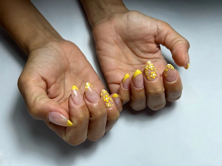 yellow summer nails 2023 cute manicure designs trends