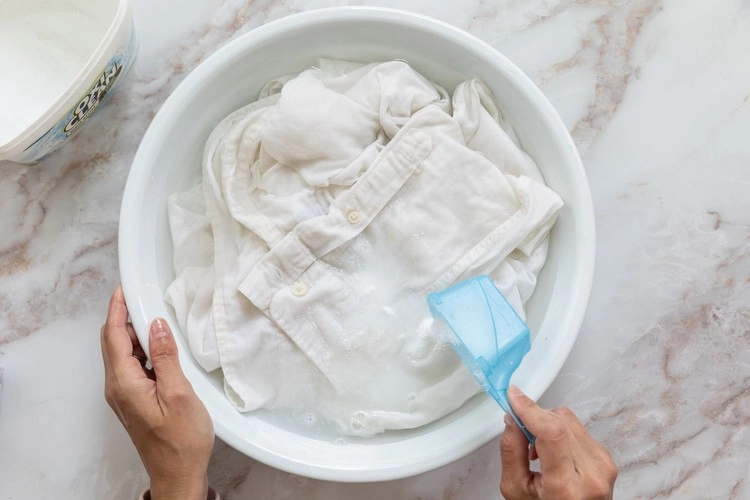 the smell of sweat remains after washing soak laundry in vinegar and baking soda