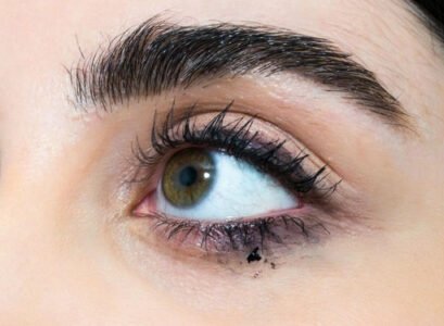 why does my mascara smudge