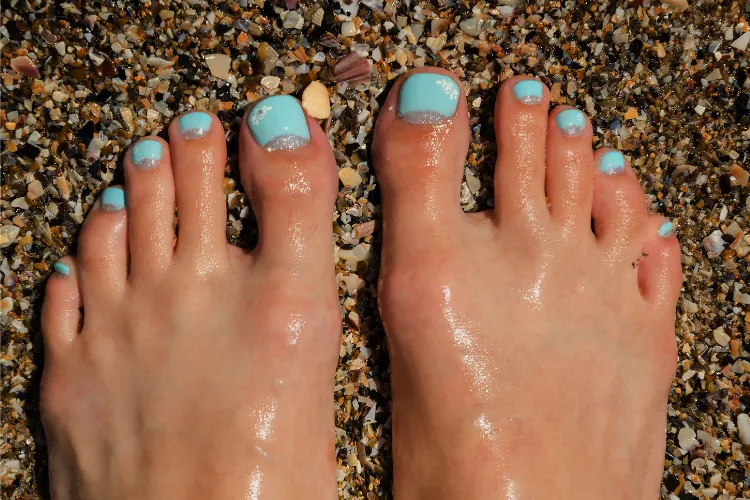 aqua blue nail polish summer pedicure design trends silver glitter reverse french tip