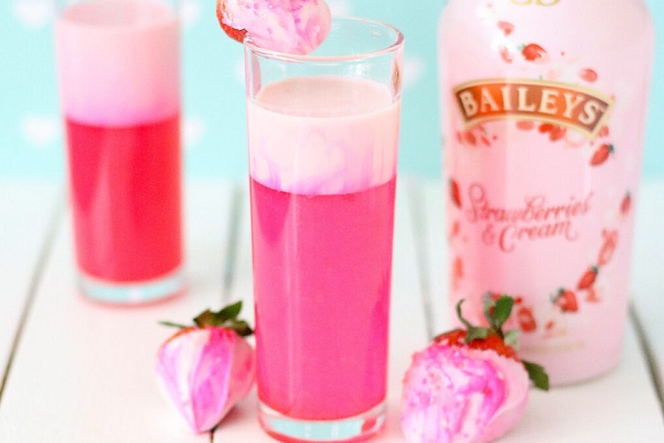 How To Make A Baileys Strawberries And Cream Cocktail Delicious Drink For Your Girls Night 