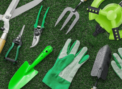 best beginner gardening tools for making holes in earth and planting