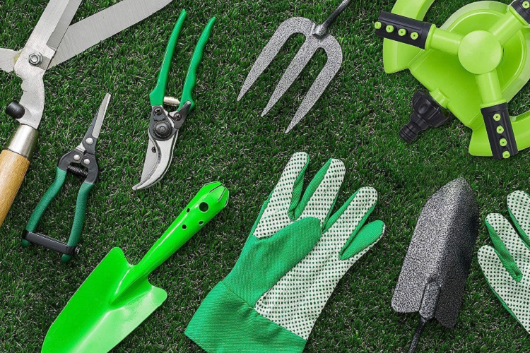 best beginner gardening tools for making holes in earth and planting