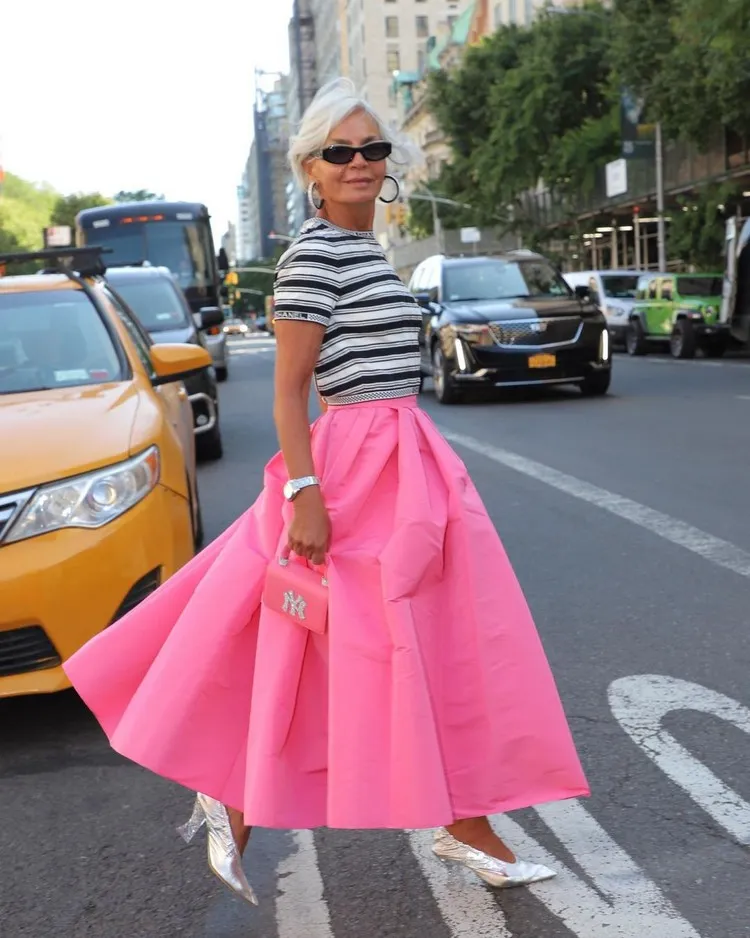 outfit falda midi color rosa chicle grecia ghanem verano 2023
