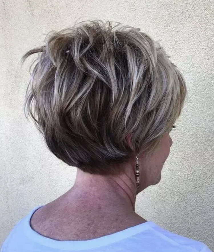 Corte de pelo corto en capas picadas para mujeres mayores de 60 años con cabello grueso.
