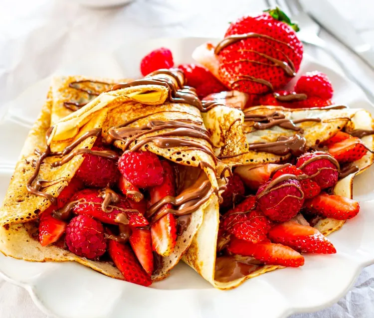 crepes with nutella and strawberries