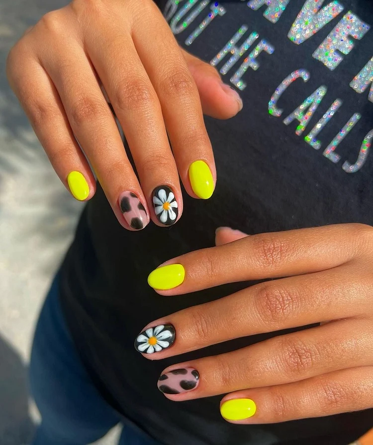 cute short yellow and black nails summer 2023