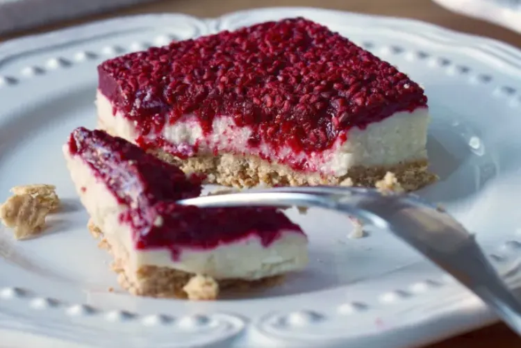 easy low calorie raw raspberry vegan cheesecake bars no bake recipe