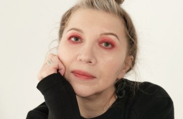 eyeshadow shade to avoid over 50 gray red crimson glitter shimmer glossy eye makeup