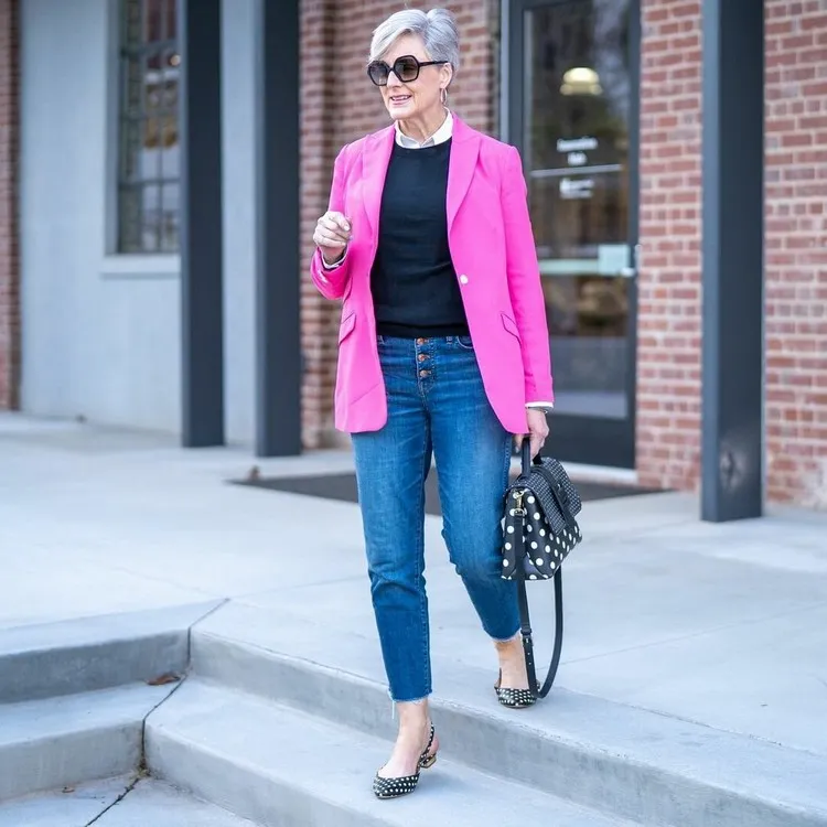 tendencia de moda para mujeres 50 años verano 2023 como llevar rosa
