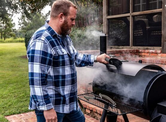 how to clean a charcoal smoker take out all the inner parts