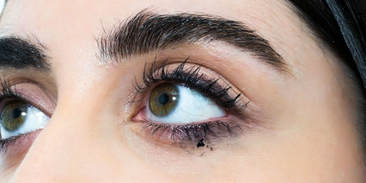 how to you prevent mascara from smudging