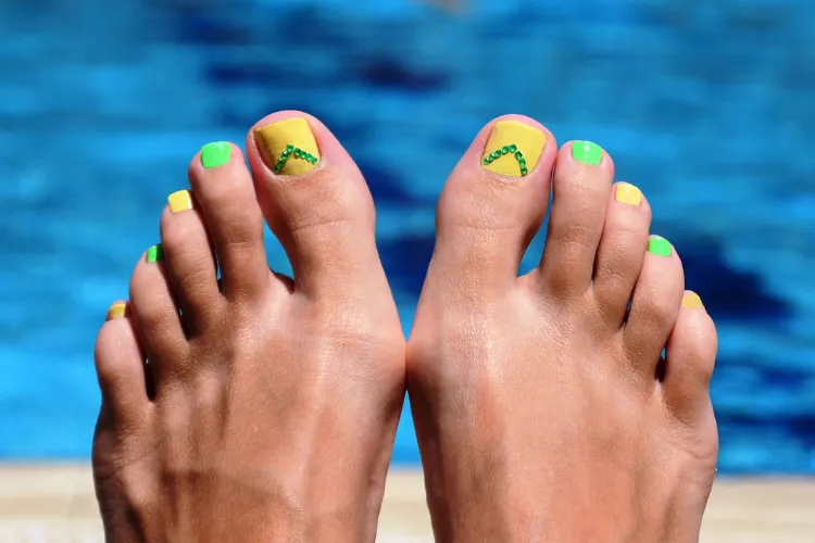 Neón verde amarillo verano pedicura ideas mujeres mayores de 50 colores de esmalte de uñas de moda