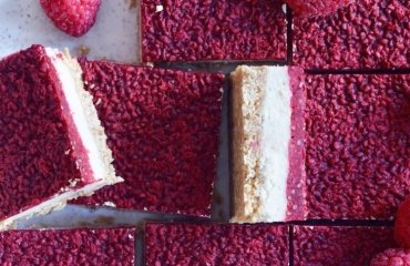 no bake raw vegan raspberry cheesecake bars recipe square slices low calorie