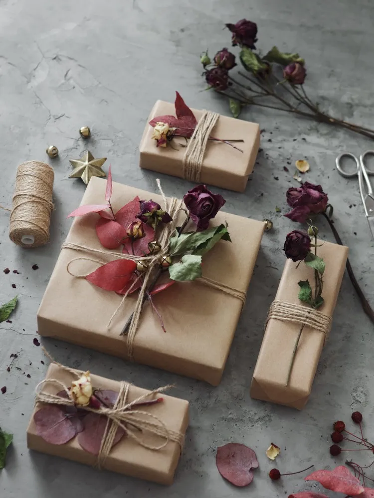 recycle faded flower petal gift wrapping and decorating ideas