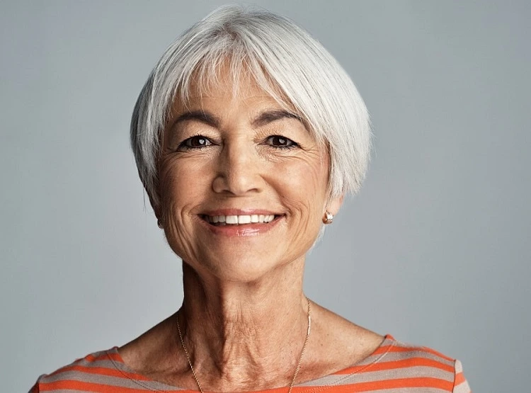bixie corto con capas para mujeres mayores de 60 años con pelo blanco