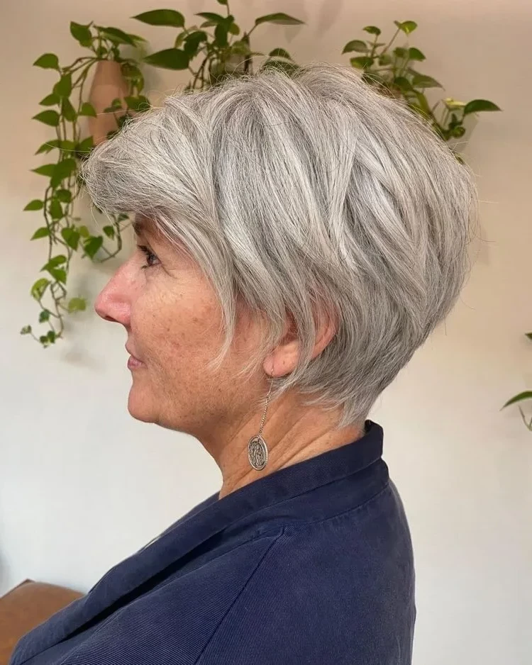 corte de pelo bob corto con flequillo para mujeres grises mayores de 60 años con flequillo y capas