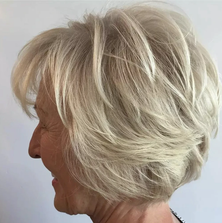 Corte de pelo bob corto y picado con flequillo para mujeres mayores de 60 años (1)