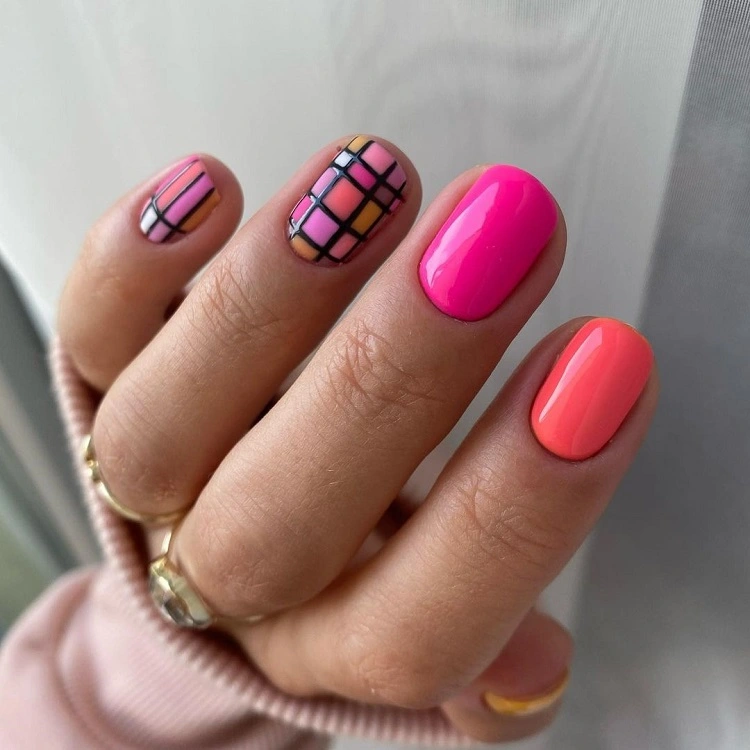 simple nail art for short nails hot pink summer trends 2023
