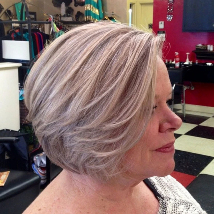 Corte de pelo bob apilado con capas picadas para mujeres mayores de 60 años.