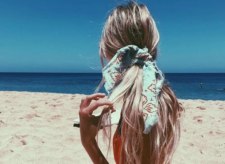 tie your hair in a ponytail in summer to avoid frizz