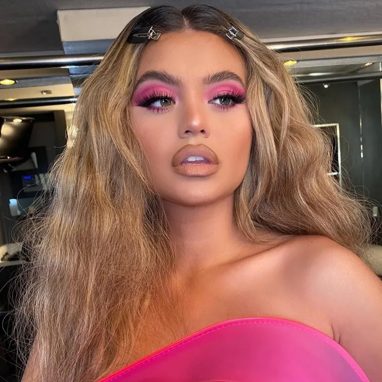 trendy eyeshadow pink makeup barbie margot robbie