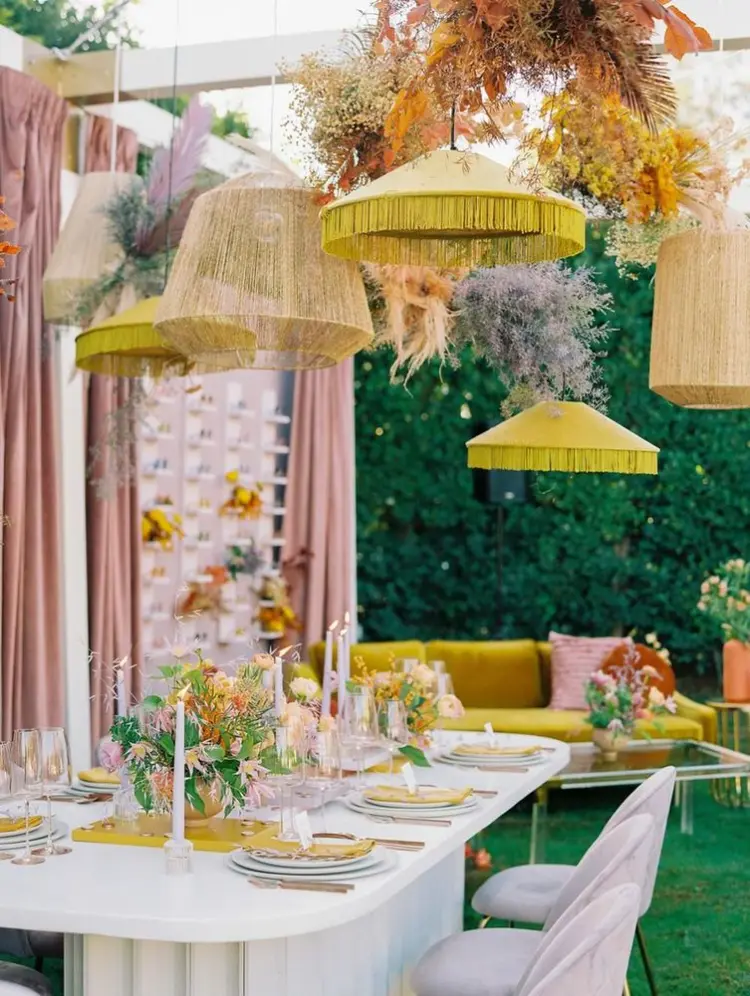 wedding table decoration trends summer 2023 suspended lampshades