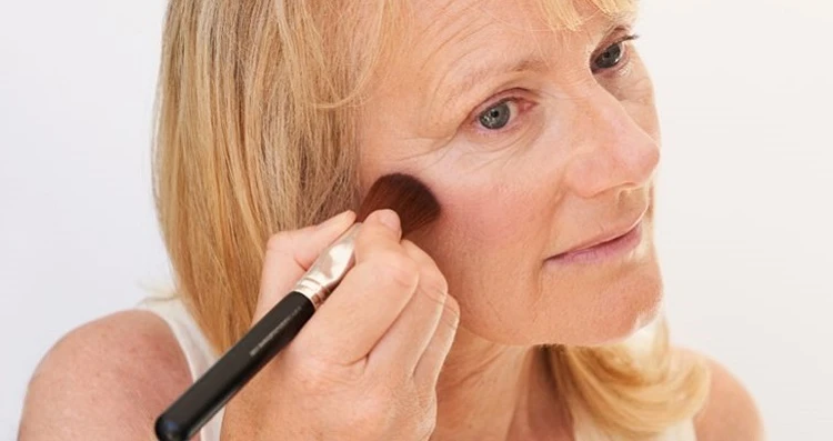 what kind of makeup should an older woman wear how should an older woman apply makeup