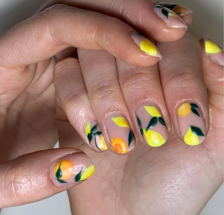 yellow nails with lemons summer 2023