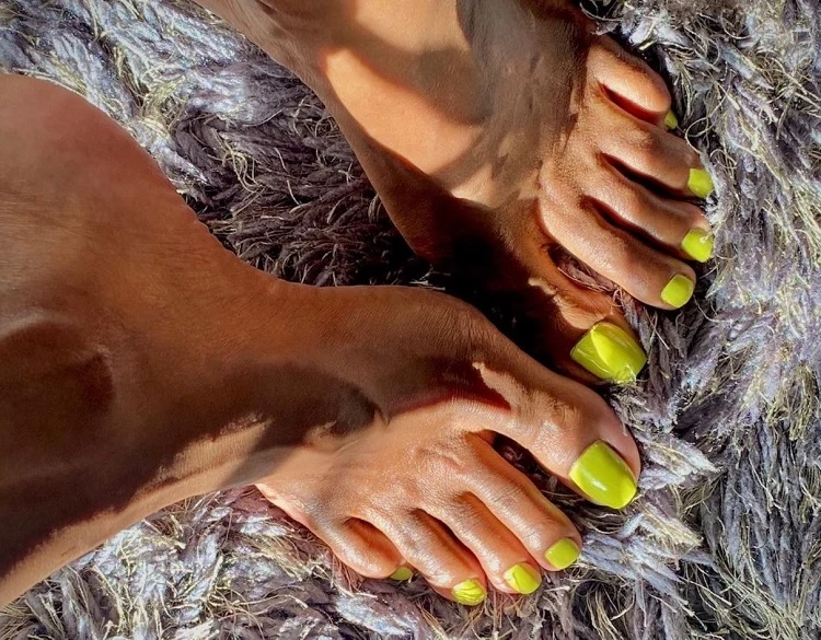 yellow pedicure for dark skin