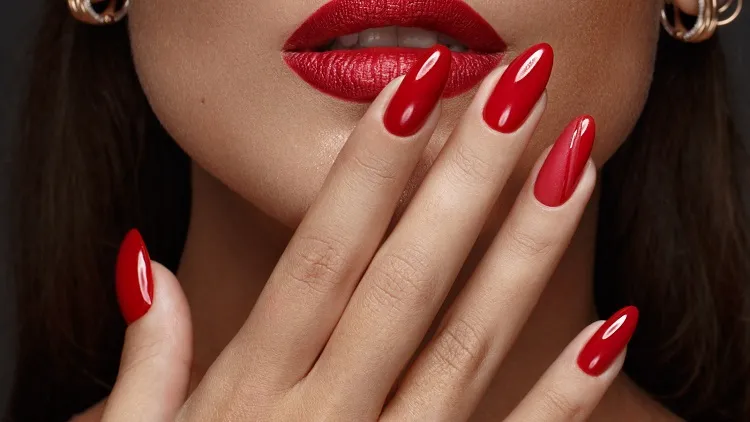 2023 fall color trends red manicure