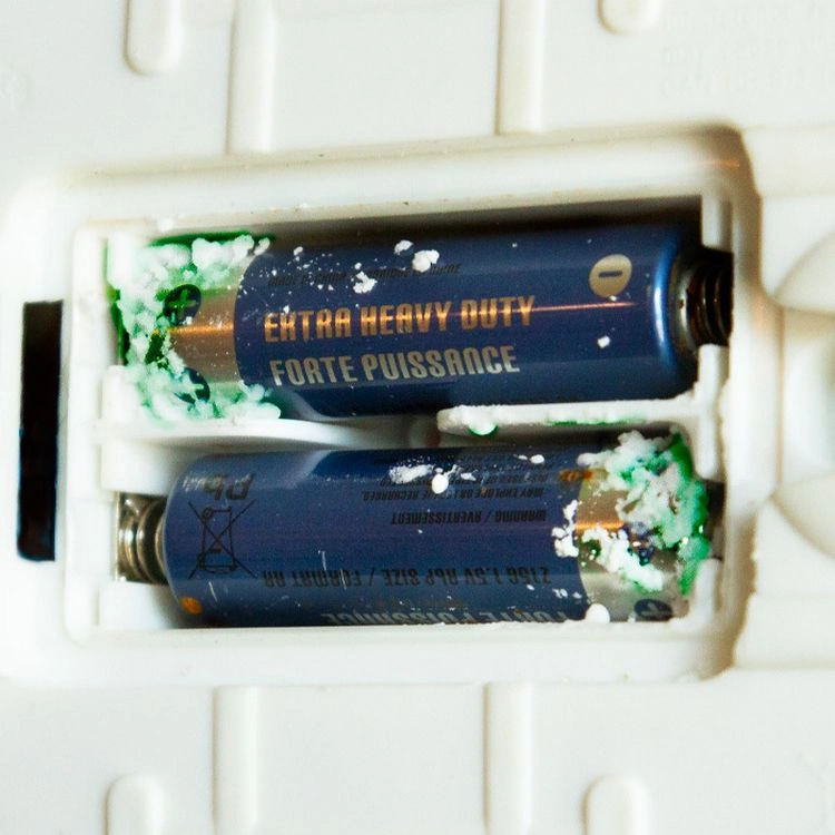 are leaking batteries harmful