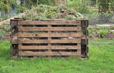 build your own compost bin from wooden pallets and recycle organic waste