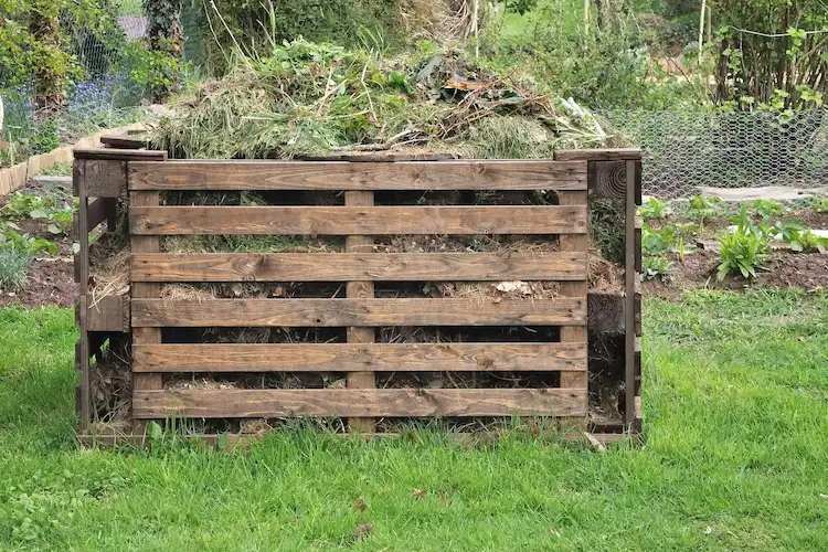 build your own compost bin from wooden pallets and recycle organic waste