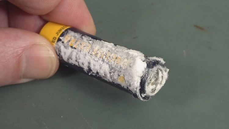 how to clean a leaking battery tips