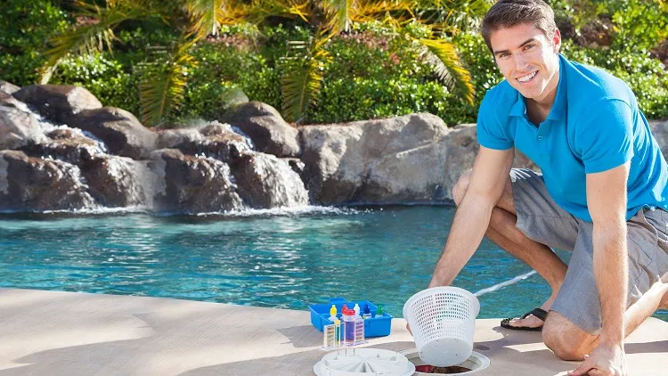 how to clean your swimming pool chemically with brom or saline