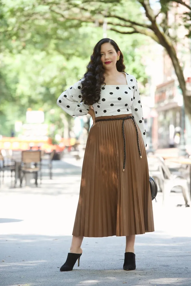 maxi pleated skirt and polka dot blouse fall 2023 plus size office outfit ideas