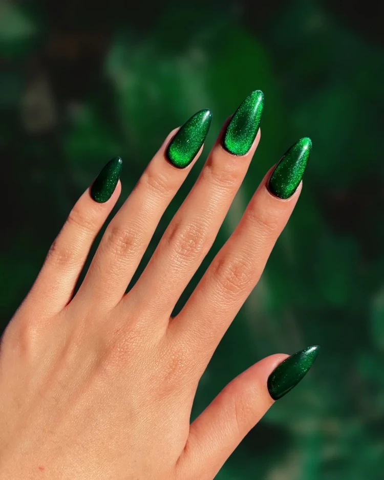 trendy fall manicure colors emerald green cateye nails2023